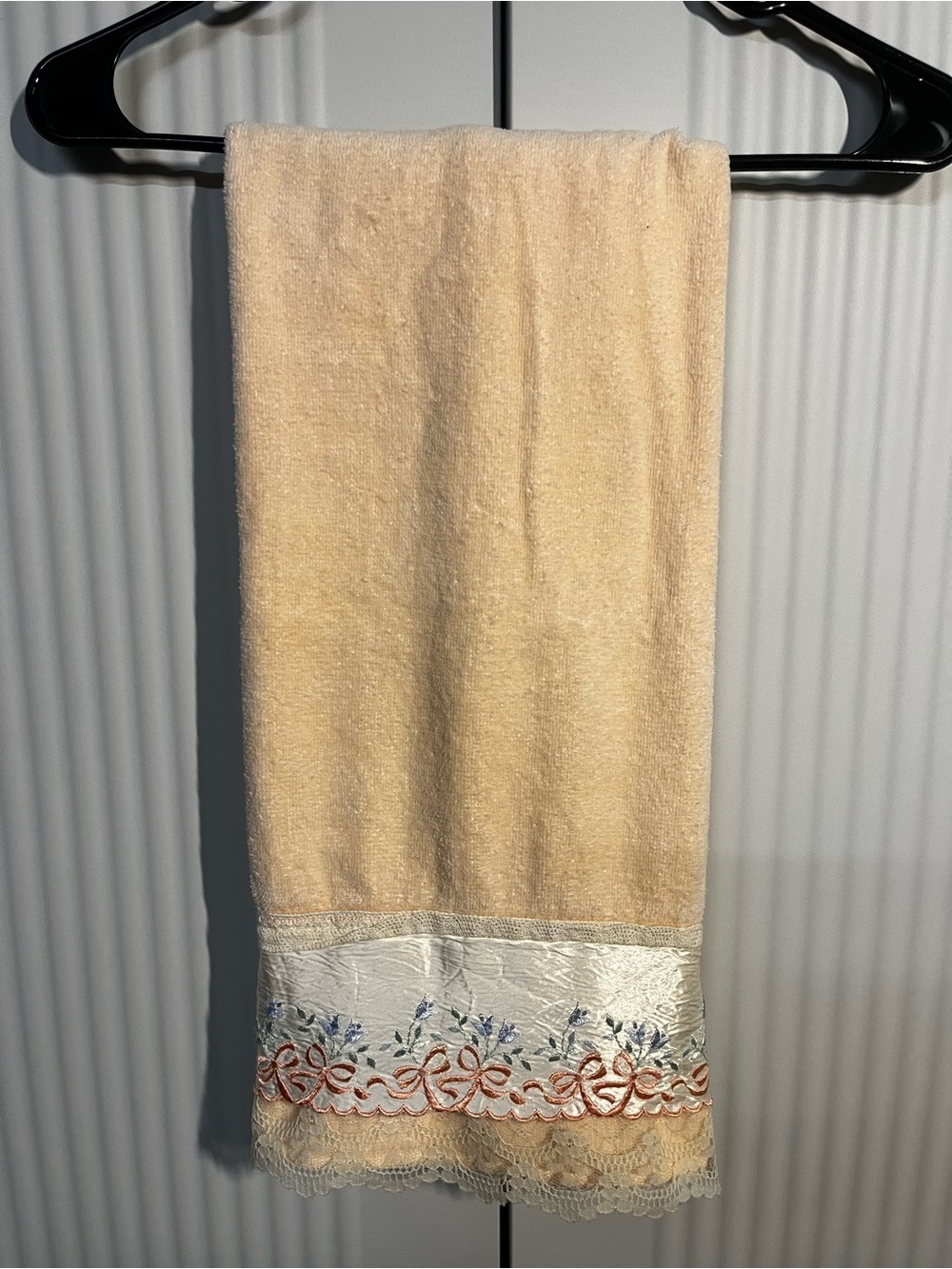 Briggs New York Cream Hand Towel with Embroidered Lace Trim